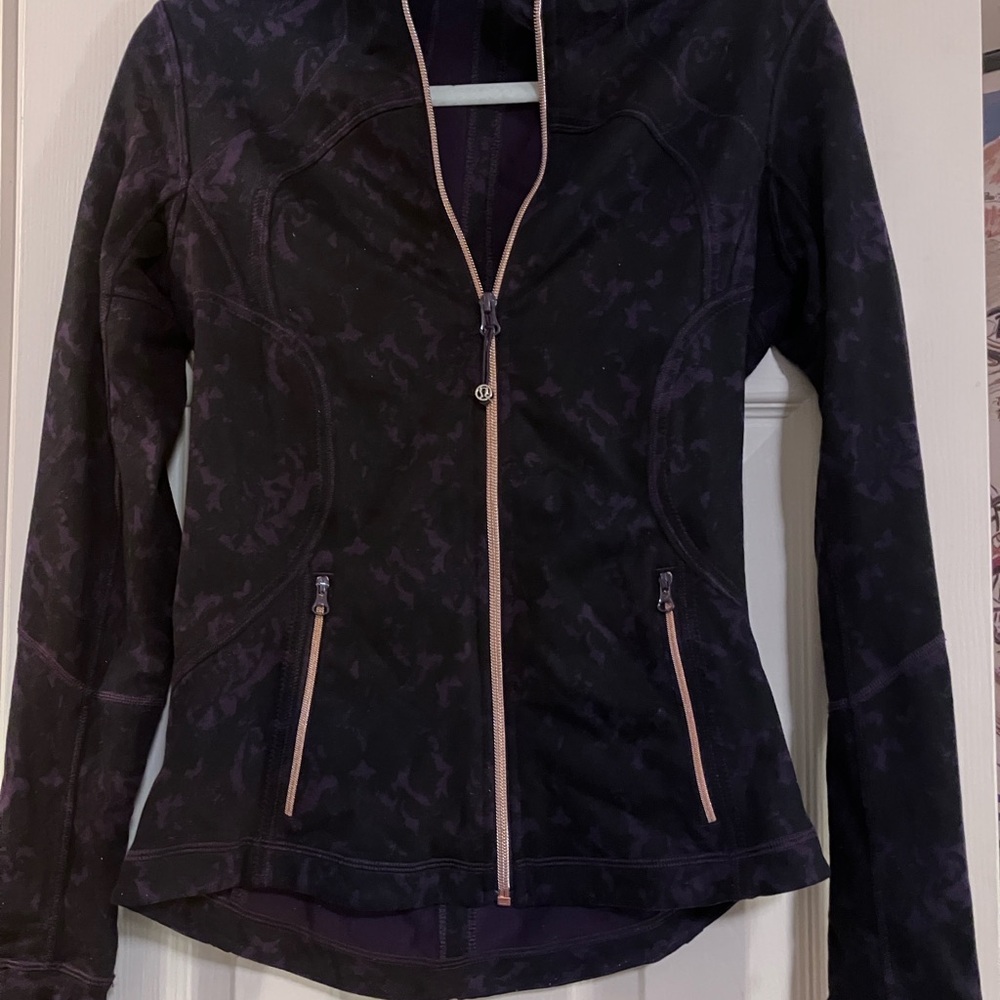 Lululemon Forme Jacket II *Textured
Beautiful Baroque Deep Zinfandel